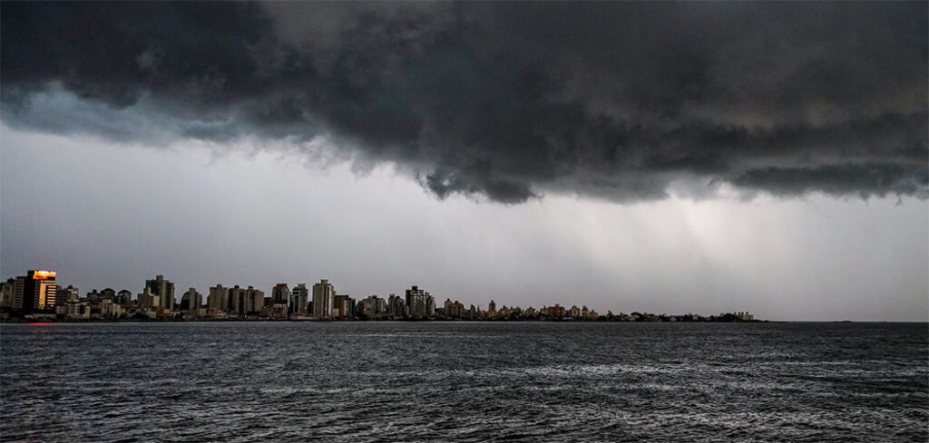 Instabilidades avançam pelo estado a partir de sexta-feira (15); formação de ciclone extratropical traz risco de temporais, ventos fortes e ressaca entre domingo (17) e segunda-feira (18)
