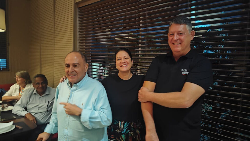 Aroldo Schultz, CEO do Grupo Schultz, ao lado da jornalista Gisele Romanel, Assessora de Imprensa da ABAV-PR, com Geraldo Zaidan Rocha, Presidente da ABAV-PR, apresentaram a novidade a jornalistas convidados