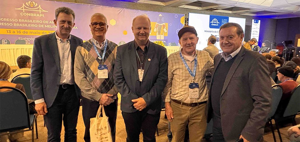 Representantes do Sistema Faesc/Senar, da Epagri e do setor de apicultura, durante abertura do Conbrapi