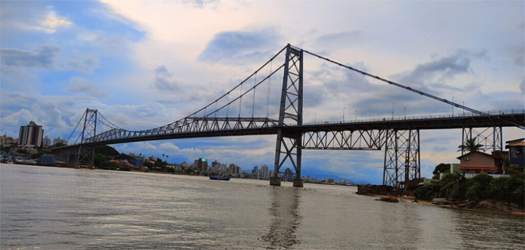 A história da ponte Hercílio Luz se confunde com a de  Santa Catarina e com a história  de  Florianópolis