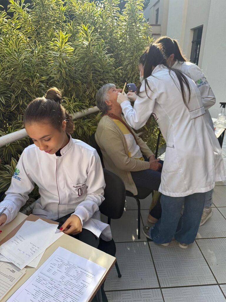 Curso de Odontologia promove ação de prevenção do câncer bucal em Joaçaba