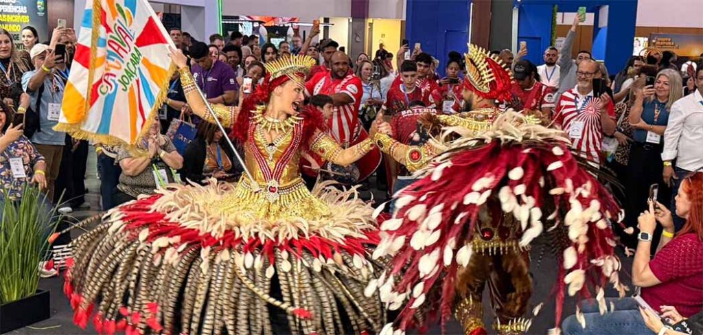 Joaçaba leva espetáculo do Carnaval à Expo Turismo Paraná e fortalece marca turística