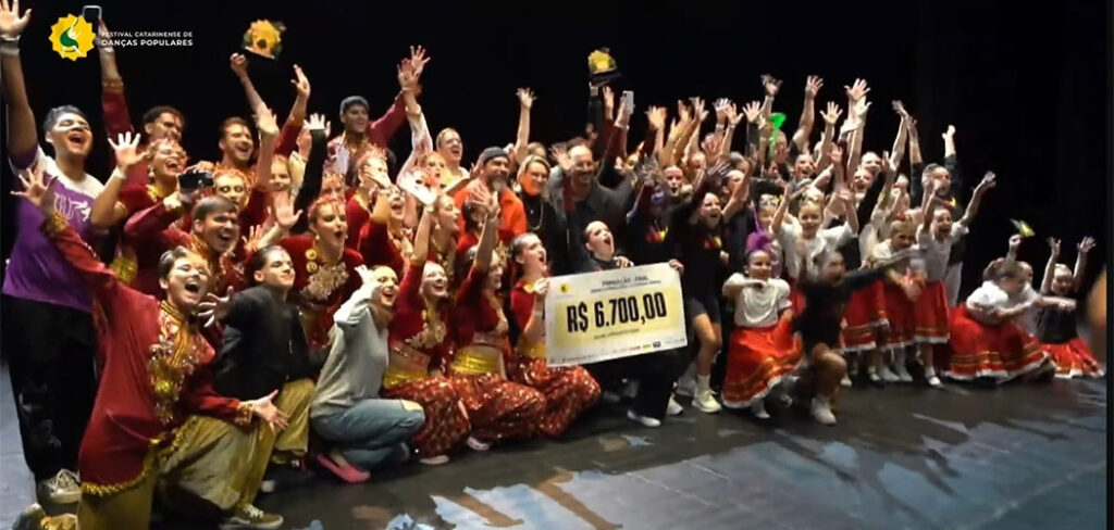 Unidos do Herval conquista títulos estaduais e leva Herval d'Oeste ao topo da dança popular catarinense