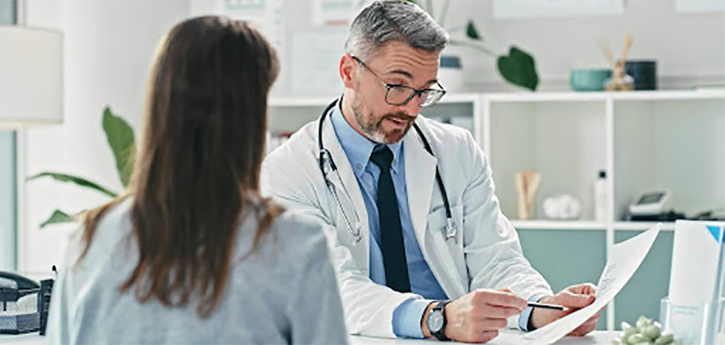 Falta de empatia é o comportamento médico que mais compromete a experiência dos pacientes no Brasil, mostra estudo 