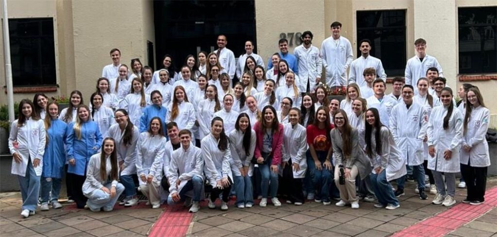 Curso de Odontologia promove ação de prevenção do câncer bucal em Joaçaba