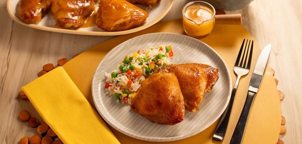 Sobrecoxa com Molho de Laranja e Arroz Primavera