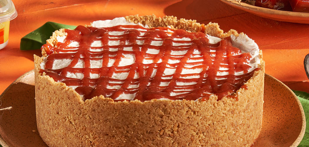 Torta de sorvete de tapioca com coco e calda de goiabada