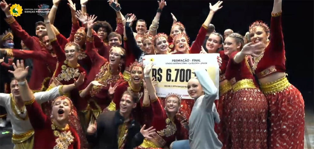 Unidos do Herval leva Herval d'Oeste ao topo da dança popular catarinense com 2 títulos em Pomerode