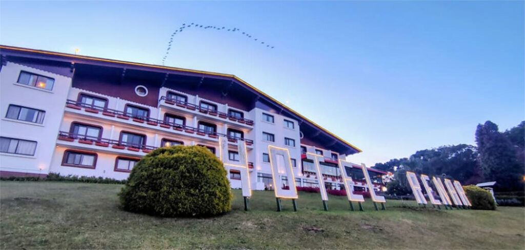 Hotelaria brasileira enfrenta desafios regulatórios e aposta em inovação para sustentar crescimento