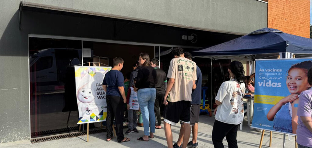 Joaçaba vacinação com troca de figurinhas 