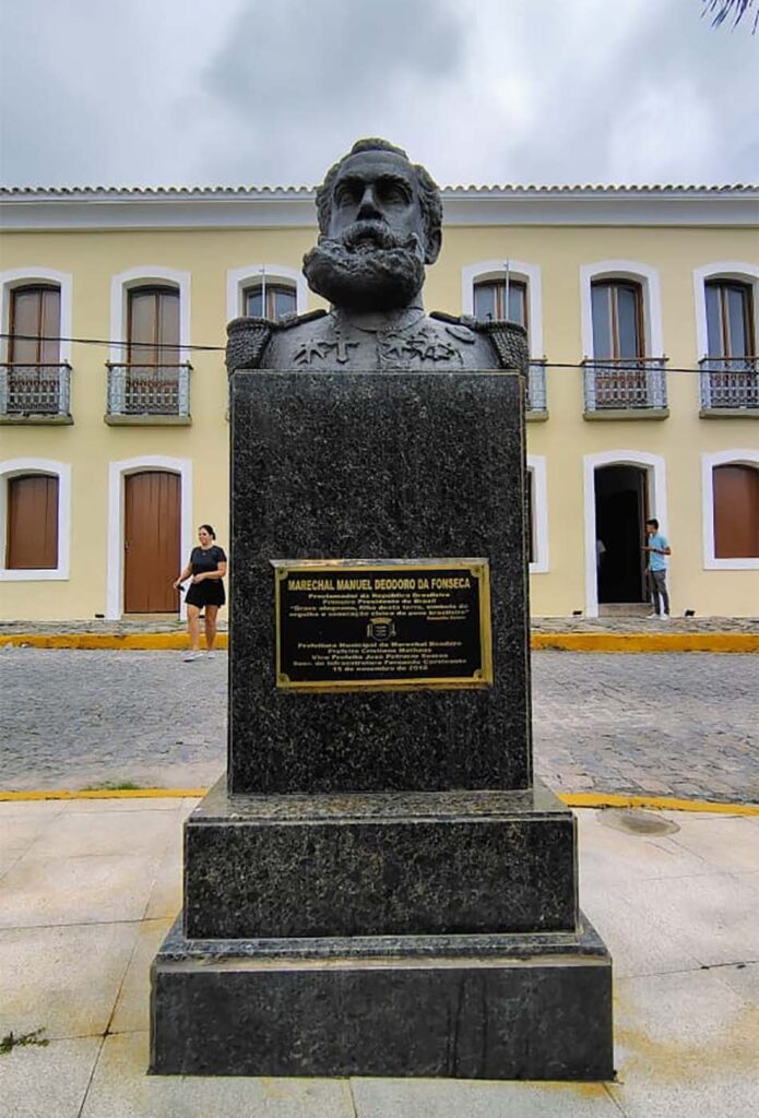 Busto de Marechal Deodoro localizado na frente da Prefeitura Municipal