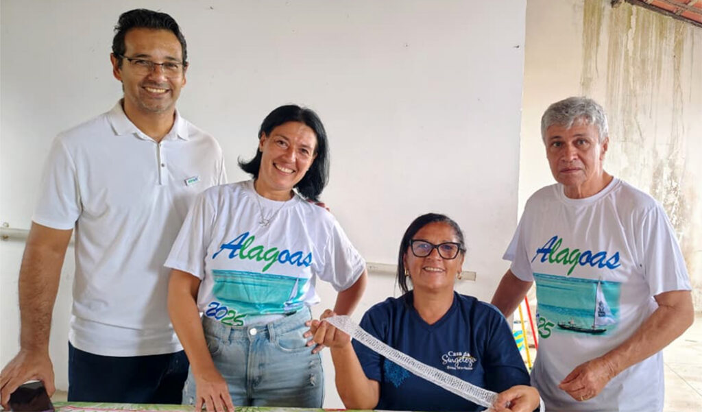 Igor Pereira, Presidente da ABRAJET-AL, com sua esposa Érika Pereira, em visitando a Casa da Singeleza, (bico singeleza é feito sobre uma trama bastante simples, numa minúscula rede de nós),uma prática comum entre as mulheres rendeiras do município, mostrando a arte a Luiz Pires, Presidente Nacional da ABRAJET