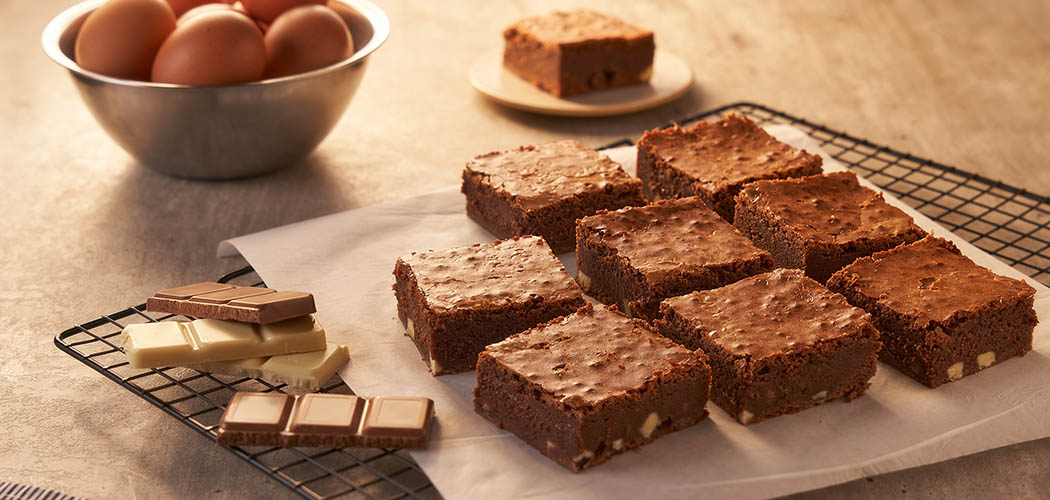 Aprenda a fazer um brownie de três chocolates para celebrar o Dia dos Namorados