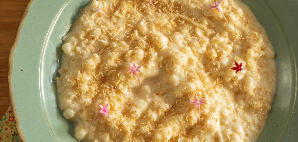 Canjica cremosa com amendoim e coco fresco