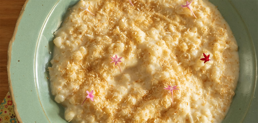Canjica cremosa com amendoim e coco fresco