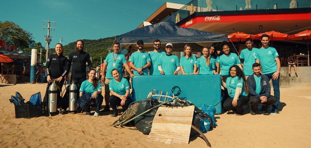 Chinelos, pneus e sucata: ação do Grupo Oceanic remove 80 quilos de resíduos na Praia de Laranjeiras (SC)