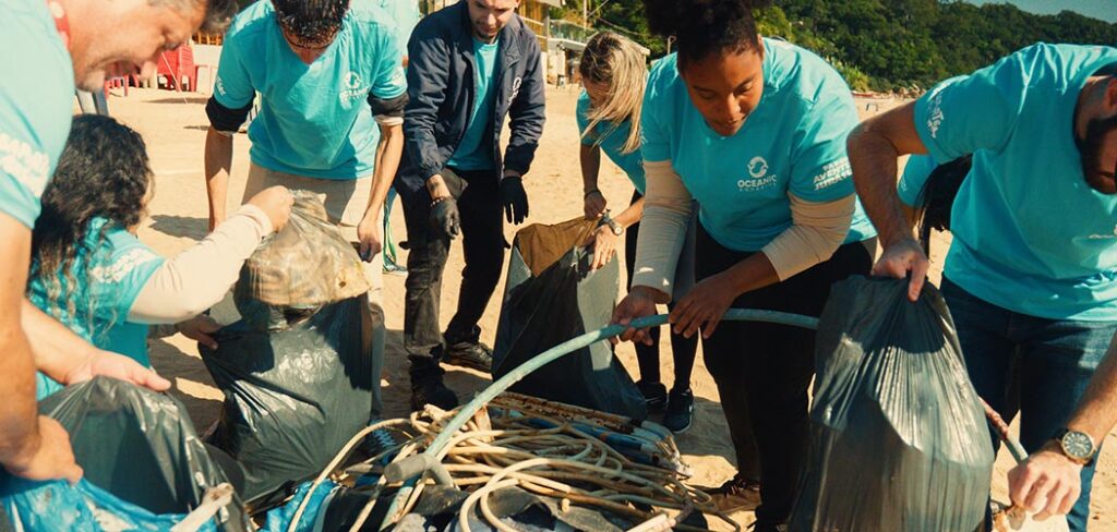 Chinelos, pneus e sucata: ação do Grupo Oceanic remove 80 quilos de resíduos na Praia de Laranjeiras (SC)