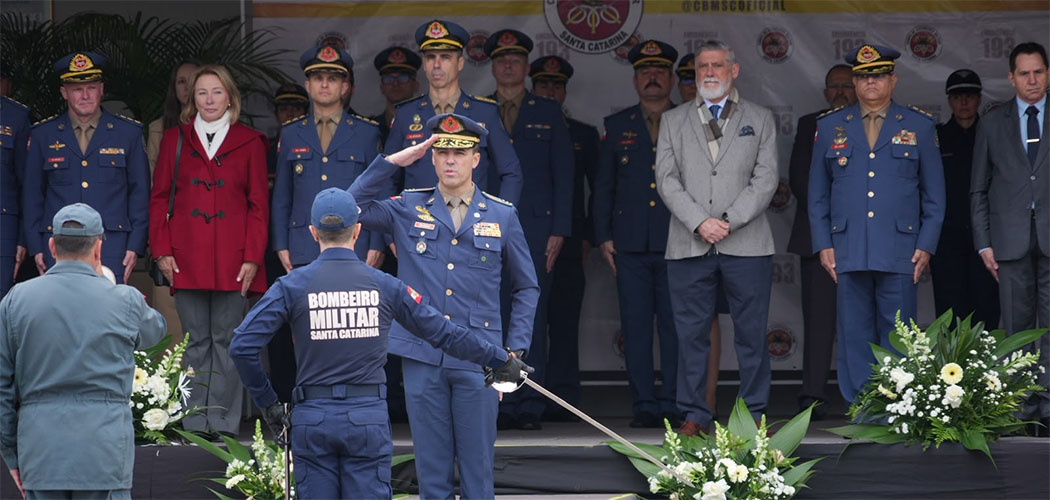 CBMSC celebra Dia Nacional do Bombeiro com entrega de espadins e condecorações