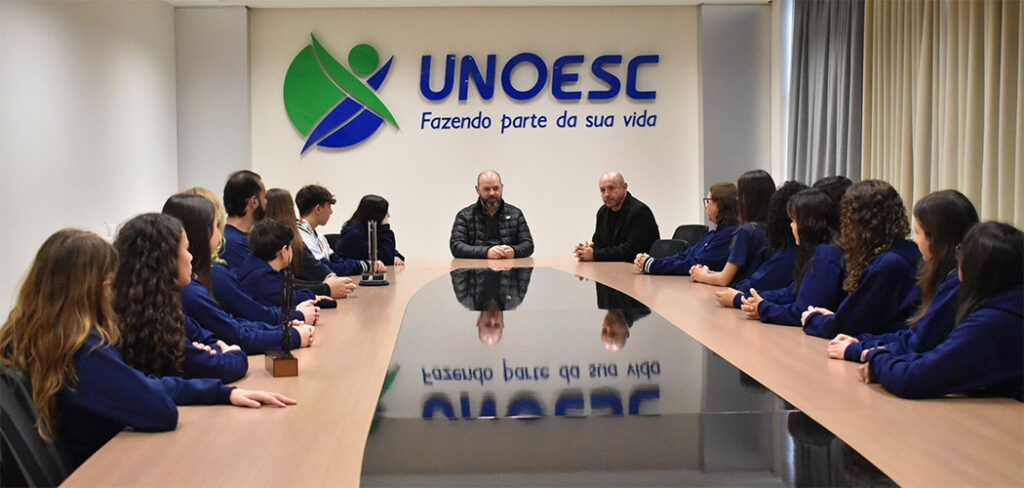 Reitor Unoesc recebe atletas do Colégio de Joaçaba