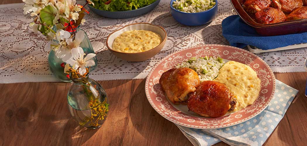 Sobrecoxa de frango assada com creme de milho