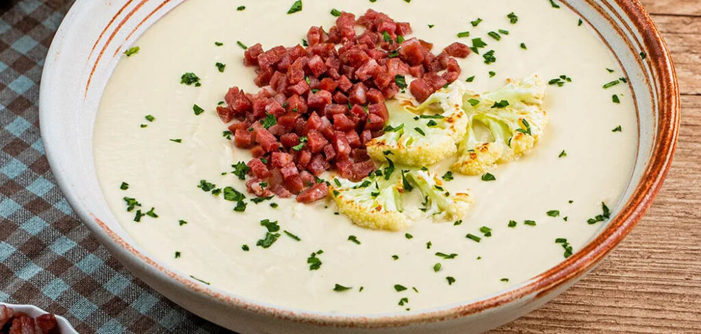 Caldo de Couve-flor com Crocante de Linguiça Calabresa
