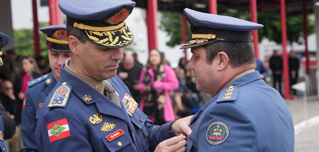 CBMSC celebra Dia Nacional do Bombeiro com entrega de espadins e condecorações