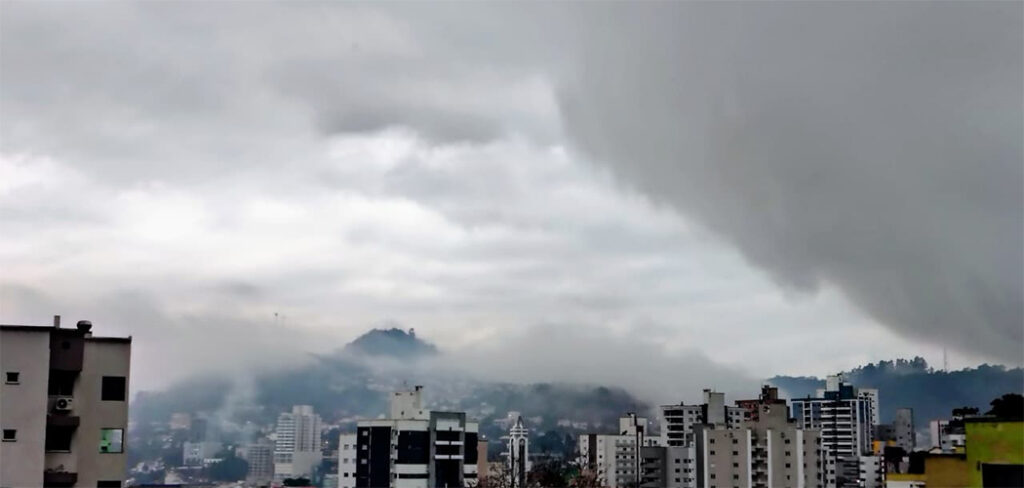 El Niño começa a influenciar o tempo em Santa Catarina com calor fora de época e temporais