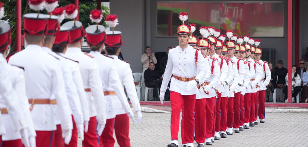 CBMSC celebra Dia Nacional do Bombeiro com entrega de espadins e condecorações
