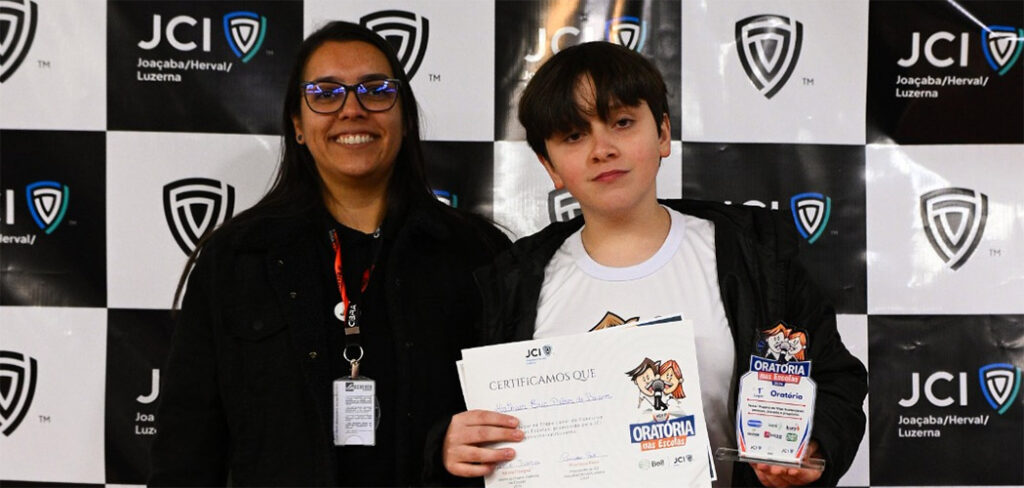 Joaçaba conquista 1º e 2º lugar no Concurso de Oratória da JCI e destaca talento dos estudantes da rede municipal