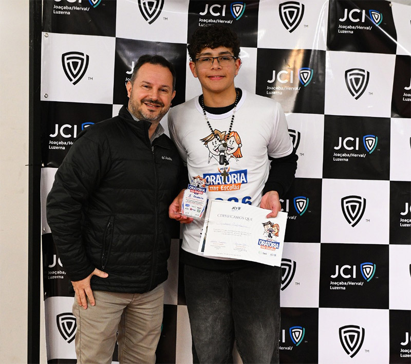Joaçaba conquista 1º e 2º lugar no Concurso de Oratória da JCI e destaca talento dos estudantes da rede municipal