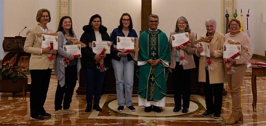 Catequistas são homenageadas no Santuário Catedral Santa Teresinha do Menino Jesus em Joaçaba