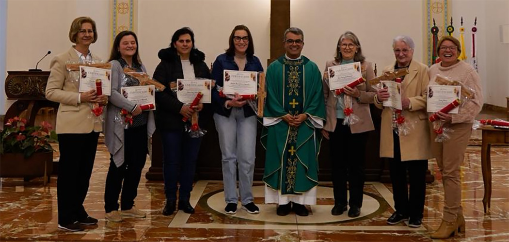 Catequistas são homenageadas no Santuário Catedral Santa Teresinha do Menino Jesus em Joaçaba