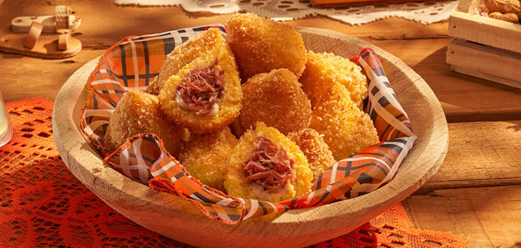 Coxinha de cuscuz com carne seca