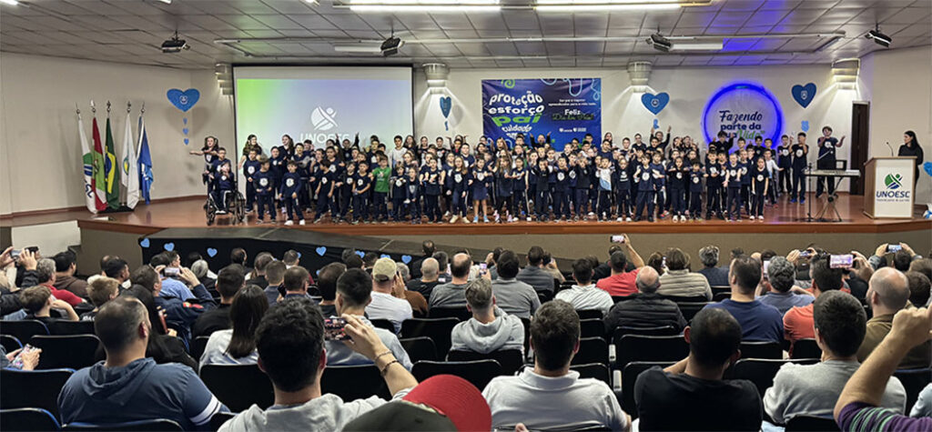 Colégio Unoesc Joaçaba celebra o Dia dos Pais com apresentações e homenagens