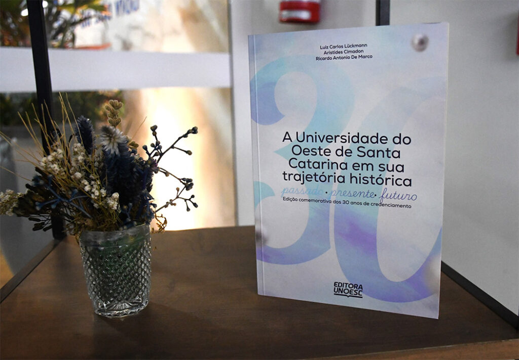 Livro preserva a memória dos 30 anos da Unoesc como Universidade