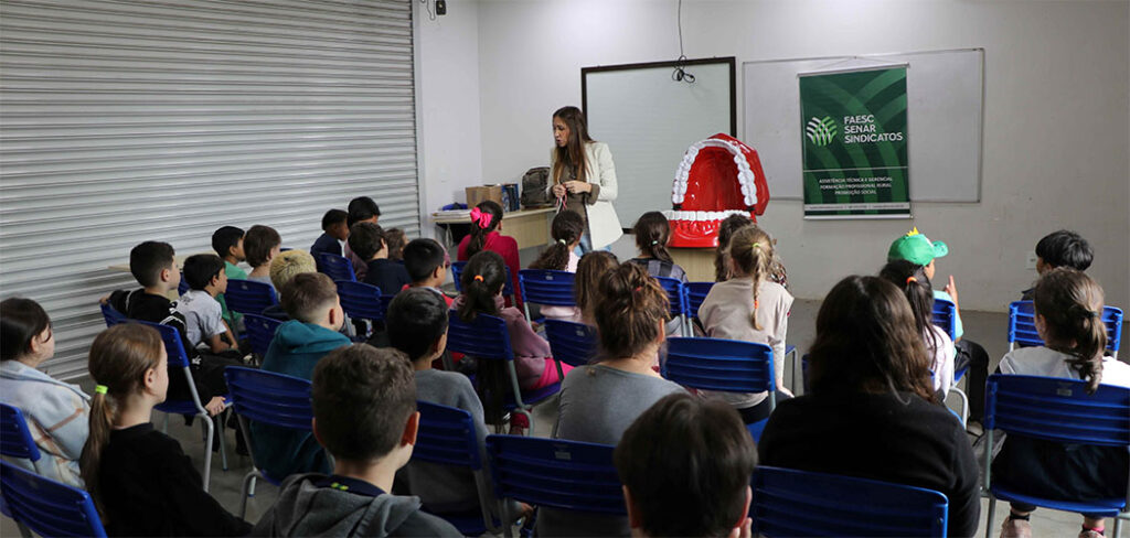 Programa Sorrindo no Campo promove educação em saúde bucal para crianças