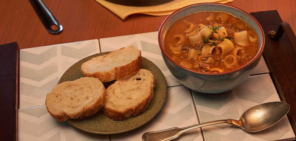 Sopa cremosa de batata com carne desfiada e macarrão