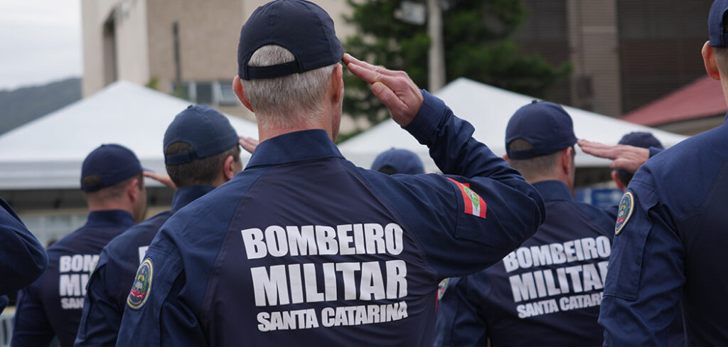 Data Magna celebra trajetória de bombeiros militares com promoção e medalhas