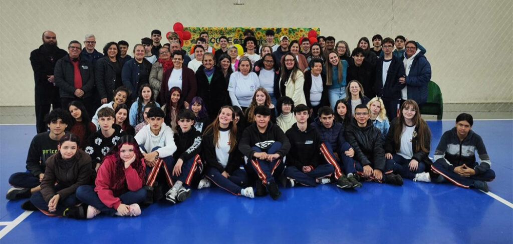 Projeto Conectando Gerações aproxima estudantes e idosos em Joaçaba