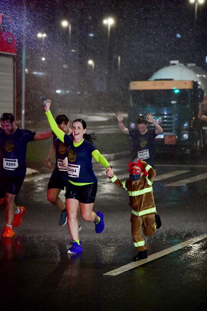 Corrida do Fogo do centenário leva 2 mil inscritos à Beira-Mar Continental debaixo de chuva