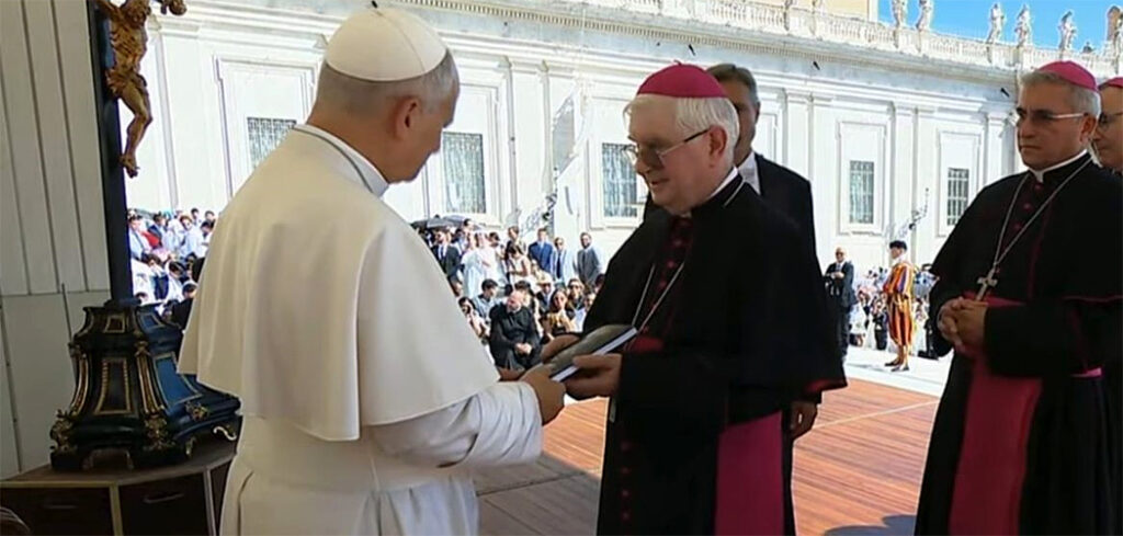 Dom Mário pede orações à Diocese de Joaçaba e entrega livro das Mães que oram pelos filhos para o Papa Leão XIV
