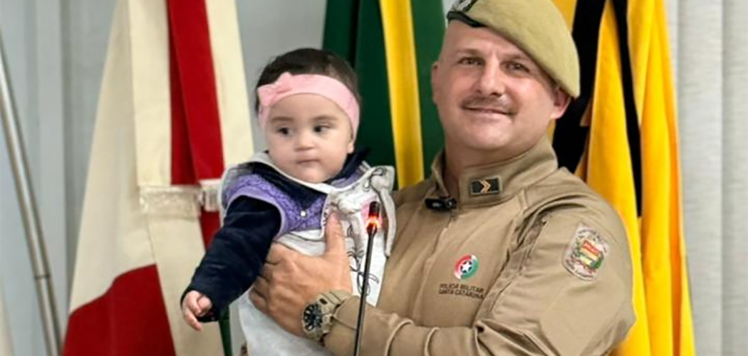 Cabo da PM que salvou vida de bebê engasgada recebe Moção de Aplauso em Herval d'Oeste