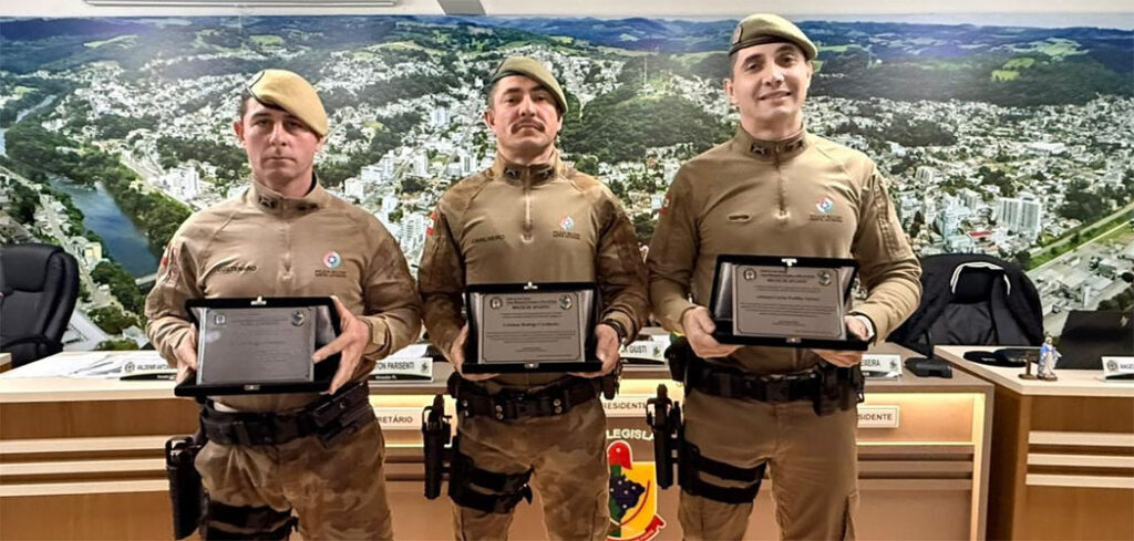 Policiais militares do 26º Batalhão recebem Moção de Aplauso por salvar bebê engasgada em Herval d'Oeste