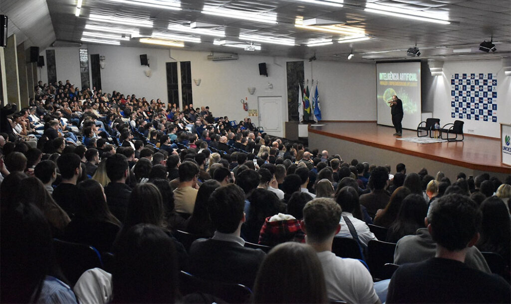 Sérgio Sacani lota auditório da Unoesc na abertura da Semana Acadêmica de Administração