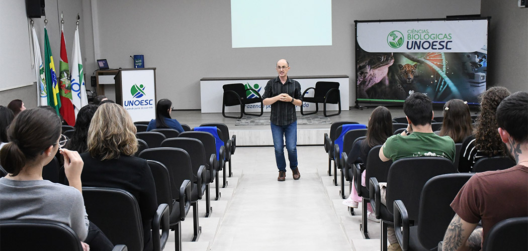 Curso de Ciências Biológicas da Unoesc Joaçaba promove palestra em celebração ao Dia do Biólogo