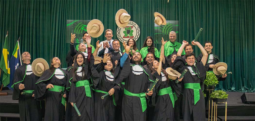 Recém-formados com as lideranças presentes