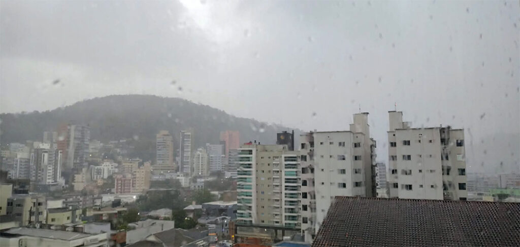 Chuva permanece em SC no fim de semana e no feriado segunda-feira (12)