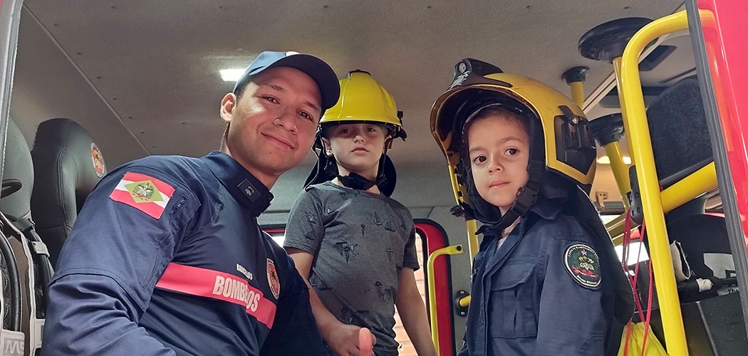Dia das Crianças antecipado leva milhares de crianças aos quartéis dos Bombeiros em SC