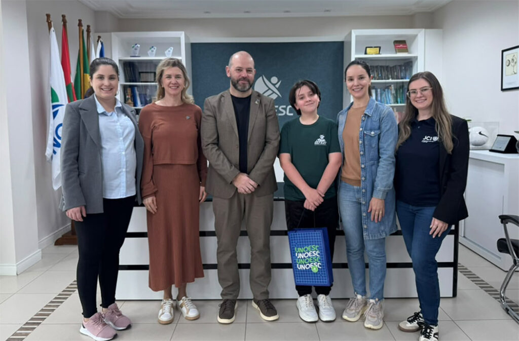 Estudante do CEFREI vence Oratória nas Escolas 2026 e recebe bolsas de estudo em Joaçaba