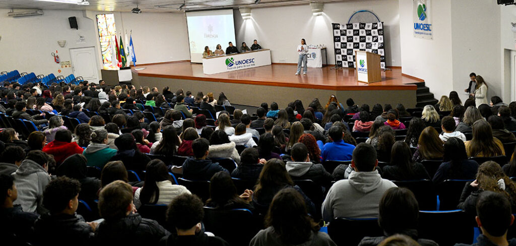 Estudante do CEFREI vence Oratória nas Escolas 2026 e recebe bolsas de estudo em Joaçaba